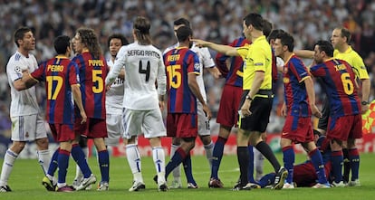 Jugadores de ambos equipo se enzarzan en una discusión durante el partido de fútbol de ida de la semifinal de Champions.