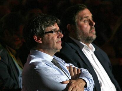 Carles Puigdemont y Oriol Junqueras durante el acto de apertura de campa&ntilde;a para el refer&eacute;ndum del 1-O.