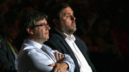 Carles Puigdemont y Oriol Junqueras durante el acto de apertura de campa&ntilde;a para el refer&eacute;ndum del 1-O.