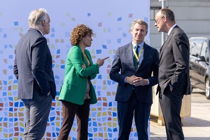 El líder del PP, Alberto Núñez Feijóo, junto al próximo canciller alemán, Friederich Merz, la secretaria general del PPE, Dolors Montserrat, y el europarlamentario Esteban González Pons, en el congreso Popular Europeo en Valencia. 