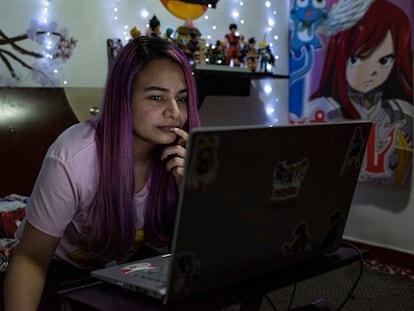 Oskarina Fuentes trabaja frente a su computadora.