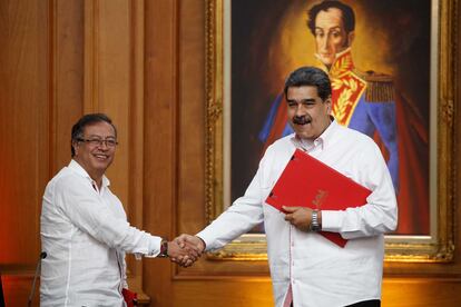 Gustavo Petro y Nicolás Maduro durante una reunión en Caracas, el 1 de noviembre de 2022.