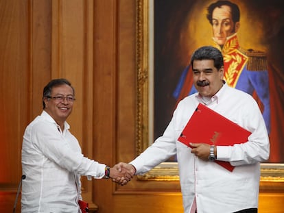 Gustavo Petro y Nicolás Maduro durante una reunión en Caracas, el 1 de noviembre de 2022.
