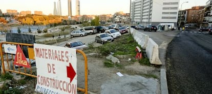 El estado de las obras paralizadas ayer en el paseo de la Dirección.