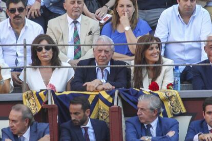 Vargas Llosa, con Nuria González y la hermana de esta en la Feria de San Isidro.