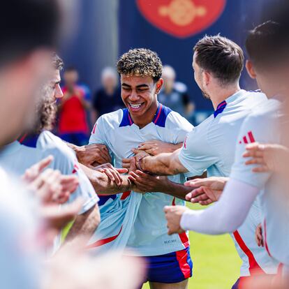 DONAUESCHINGEN (ALEMANIA), 28/06/2024.- El jugador de la selección española de fútbol Lamine Yamal bromea con sus compañeros durante el entrenamiento del equipo, este viernes en Donaueschingen. EFE/Pablo García/RFEF - CRÉDITO OBLIGATORIO, SÓLO USO EDITORIAL, SOLO USO PERMITIDO PARA ILUSTRAR LA NOTICIA QUE APARECE EN EL PIE DE FOTO