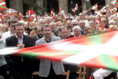 Juan José Ibarrtxe y Josu Jon Imaz, durante la celebración del Aberri Eguna hoy en Bilbao.