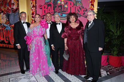 Isabel Pantoja y la cantante galesa Shirley Bassey posan juntas en el 'photocall' del Baile de la Rosa 2023, en Mónaco. 