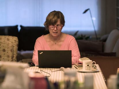 Una mujer trabaja desde casa, durante el confinamiento debido a la pandemia del coronavirus.