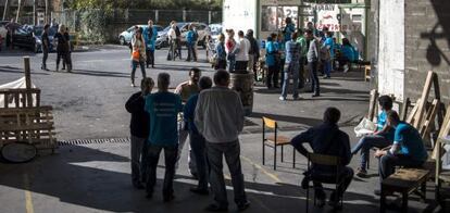 Trabajadores de la fábrica de Edesa, en Basauri, prosiguen el encierro que iniciaron el lunes en la planta. 