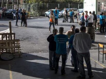 Trabajadores de la fábrica de Edesa, en Basauri, prosiguen el encierro que iniciaron el lunes en la planta. 