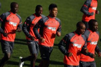 Los jugadores del Granada, en un entrenamiento