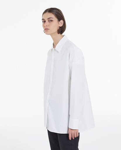 La camisa blanca es un básico de estilo eterno. Si toca renovar o ampliar tu colección, es el momento. La de la imagen es de The Kooples.

Antes165€, AHORA 82,50€