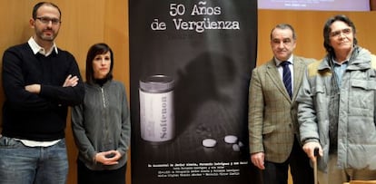 De izquierda a derecha, Fernando Rodríguez y Ana Salar, el concejal de Bilbao Mariano Gómez y el afectado por talidomida Antonio Gancedo.