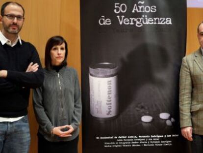De izquierda a derecha, Fernando Rodríguez y Ana Salar, el concejal de Bilbao Mariano Gómez y el afectado por talidomida Antonio Gancedo. 
      
 