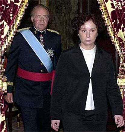 El Rey, acompañado de la ministra Palacio, ayer antes de la presentación de credenciales de nuevos embajadores.