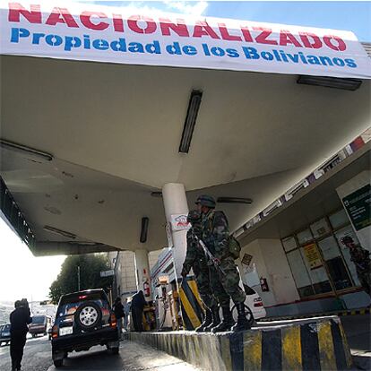 Soldados bolivianos intervienen una gasolinera en La Paz.