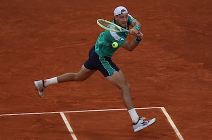 Struff golpea la bola frente a Alcaraz esta tarde durante la final.