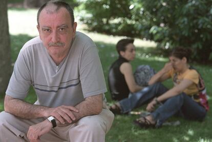 Chirbes, en la Feria del Libro de Madrid en 2003.