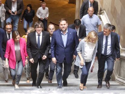 Carles Puigdemont i Oriol Junqueras, al centre, arribant a l'acte.