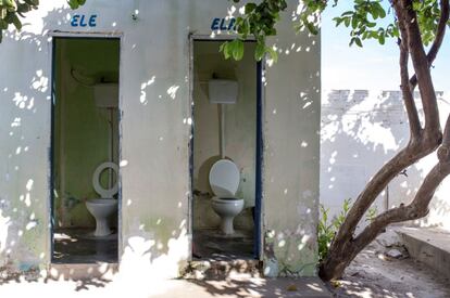 Banheiro de uma escola rural de Alagoinha. Em algumas unidades, baldes têm que ser usados como descarga. Nesta escola da foto, os vasos sanitários são novos -até dois meses atrás, um buraco no chão era usado pelos estudantes para fazer as necessidades.