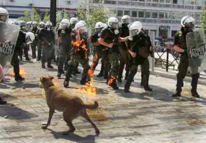 La policía intenta evitar las bombas molotov que lanzan los manifestantes durante una protesta con motivo de una nueva huelga general por las calles del centro de Atenas.