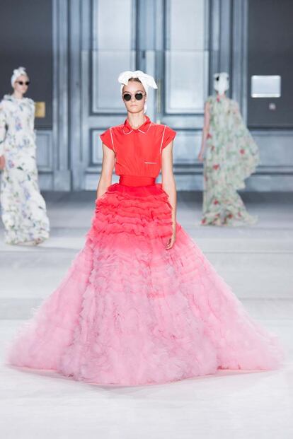 Giambattista Valli apuesta por la feminidad de rayas y flores