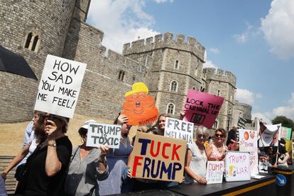 Los manifestantes esperan la llegada del presidente de los Estados Unidos, Donald Trump, y la primera dama, Melania Trump, antes de su reunión con la reina Isabel II en el castillo de Windsor.