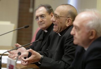 El portavoz de la Conferencia Episcopal, José María Gil Tamayo; el presidente de la Comisión Episcopal de Pastoral Social, el obispo de Calahorra y La Calzada-Logroño, Juan José Omella, y el director del secretariado de la Comisión Episcopal, Fernando Fuentes Alcántara, hoy en Madrid.