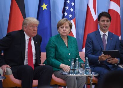 El presidente estadounidense Donald Trump, la Canciller alemana Angela Merkel y el primer ministro canadiense Justin Trudeau atienden un evento sobre mujeres emprendedoras durante el segundo día de la cumbre. 