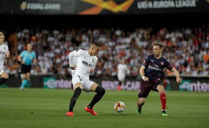 Rodrigo pugna con Monreal.