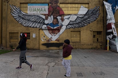 Dos jóvenes caminan en la mítica calle Edgewood.