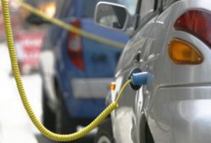 Coche eléctrico recargando