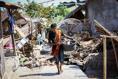 Un hombre camina entre los escombros del terremoto de magnitud 6,9 que sacudió la noche del domingo la isla de Lombok, el 6 de agosto de 2018.  