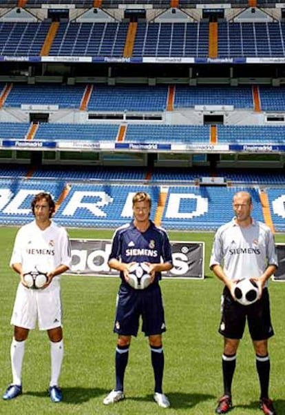 Los &#39;galácticos&#39; con las tres equipaciones del Real Madrid para la temporada 2005-2006.