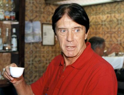 Cesare Maldini tomando caf&eacute; en una concentraci&oacute;n de Italia en 1997.