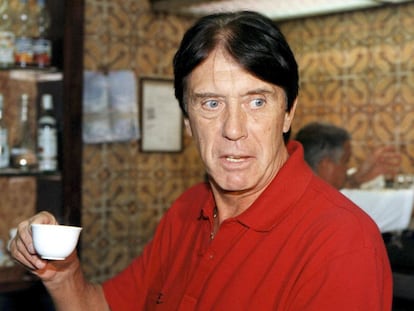 Cesare Maldini tomando caf&eacute; en una concentraci&oacute;n de Italia en 1997.