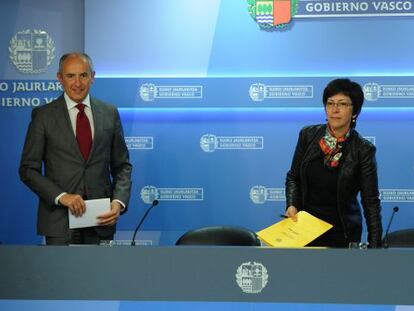 El portavoz del Gobierno vasco, Josu Erkoreka, junto a la consejera de Seguridad, Estefanía Beltrán de Heredia, en una comparecencia en mayo pasado.