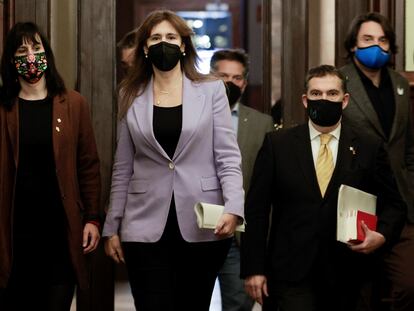 La presidenta del Parlament, Laura Borràs acompañada a la izquierda por los diputados Aurora Madaula y Jaume Alonso-Cuevillas el pasado febrero en el Parlament.