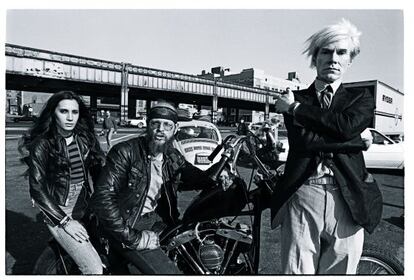 Andy Warhol, junto a unos moteros.