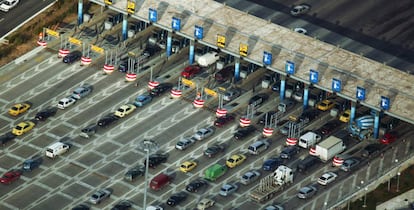 Una de las playas de peaje de la autopista ateniense Attica Motorway.