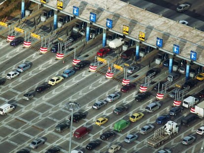 Una de las playas de peaje de la autopista ateniense Attica Motorway.