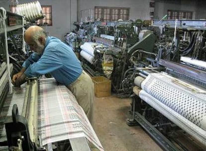 Abadelaziz el Karaki lleva 41 años trabajando en los telares de una empresa textil en la ciudad de Hebrón.