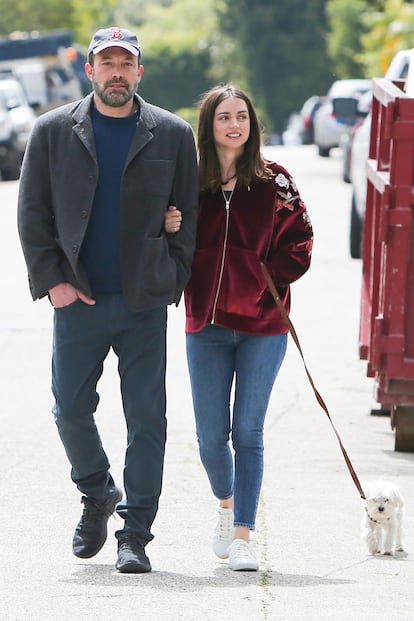 Sandro está detrás de esta sudadera de terciopelo granate que se convirtió en protagonista de uno de las primeros paseos de la pareja.