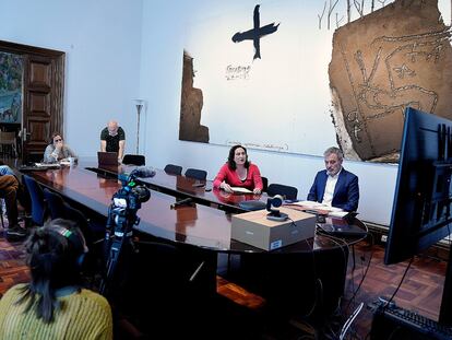 La alcaldesa Ada Colau y el primer teniente de alcalde Jaume Collboni en la reunión del Pacte per Barcelona.