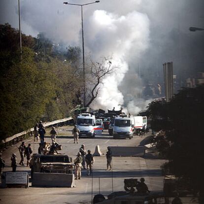 Soldados estadounidenses y ambulancias, en el lugar donde explotó un coche bomba en Bagdad.