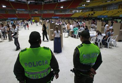 Policías prestan guardia en un colegio electoral en Cali, Colombia. 