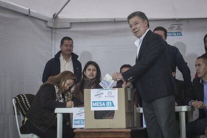 El presidente Juan Manuel Santos deposita su voto. 