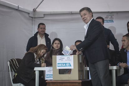 El presidente Juan Manuel Santos deposita su voto.