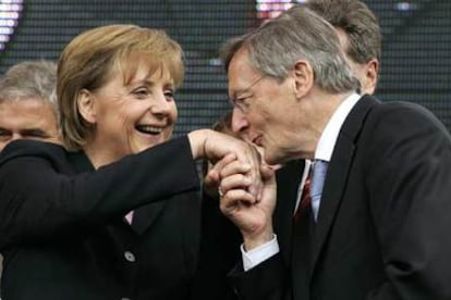 Angela Merkel recibe el saludo del canciller austriaco, Wolgang Schüssel, en un mitin celebrado ayer en Stuttgart.